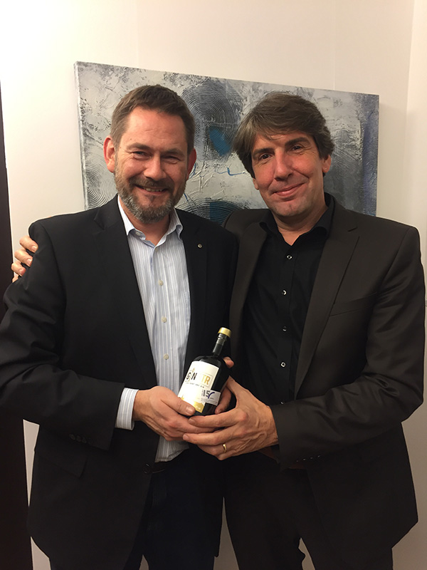 15 Jahre modus_vm Gewinn Übergabe an Gerhard H.W. Bach